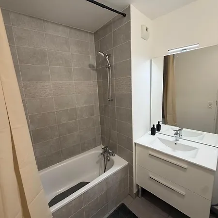 Modern 2br Train, Versailles, Paris