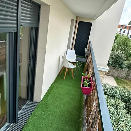 Modern 2br Train, Versailles, Paris